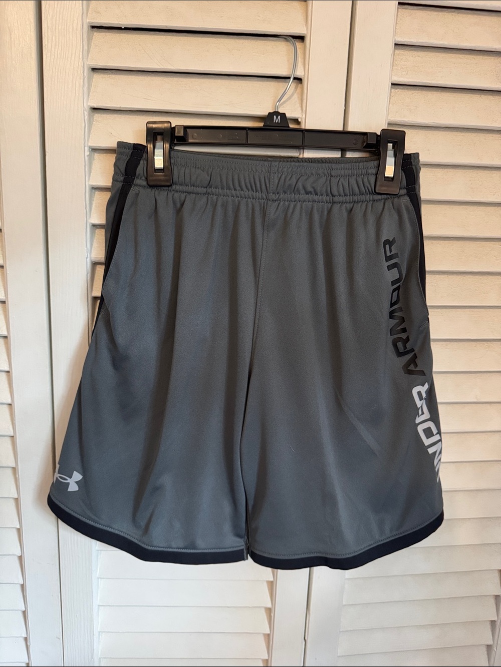 Under Armour BOYS YOUTH MEDIUM Gray Athletic Shorts with Black Accents

LIKE NEW